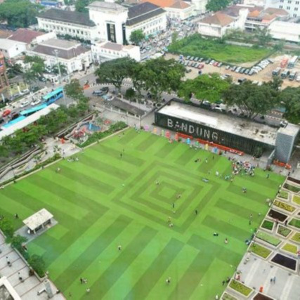 Амралтын өдрүүдэд Бандунг хотын төв талбайг зорих урсгал тав дахин өсдөг